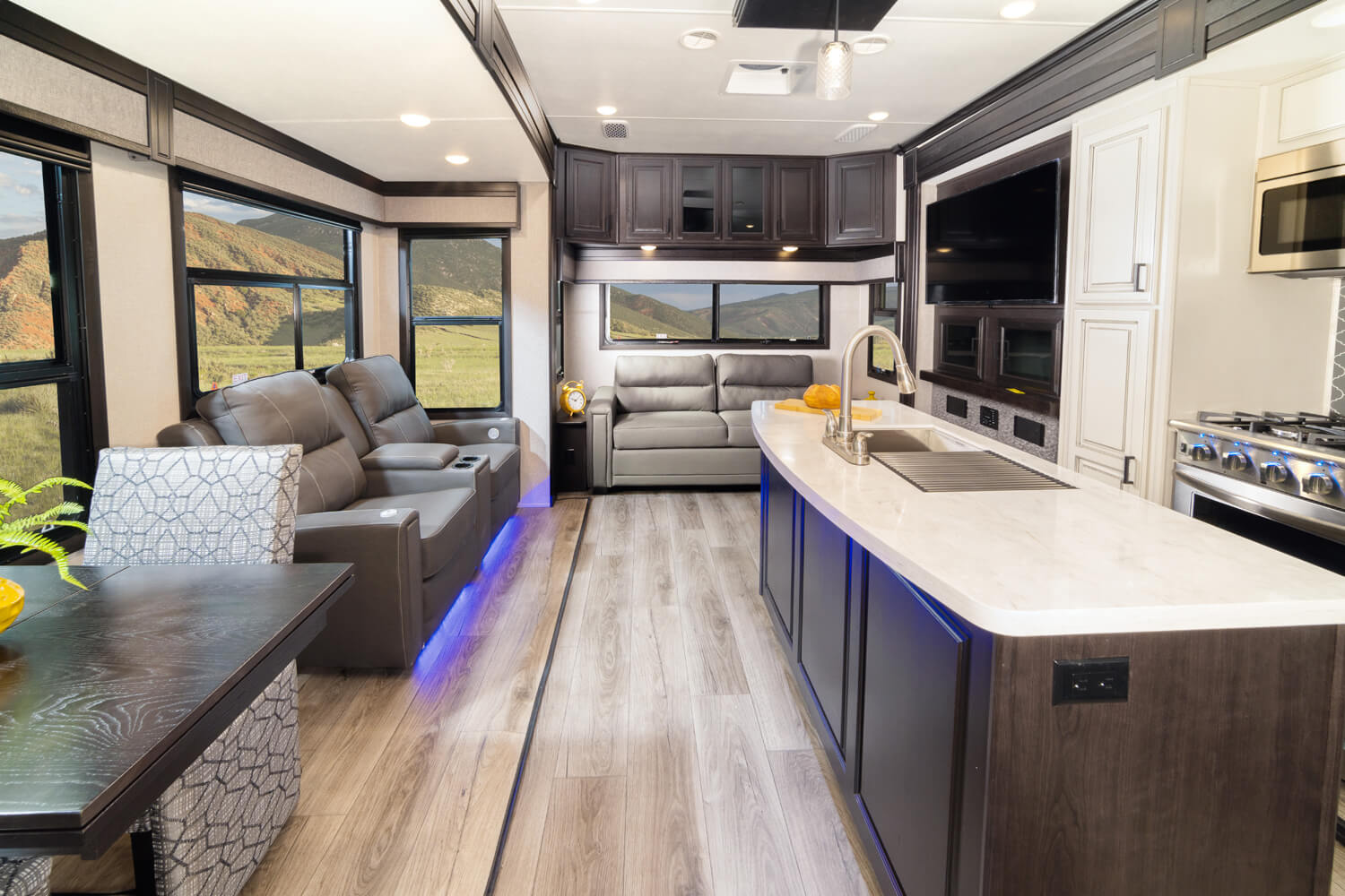 5th Wheel With Living Room In Back