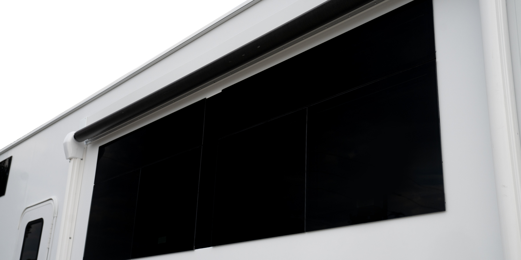 Square windows with intergraded blinds